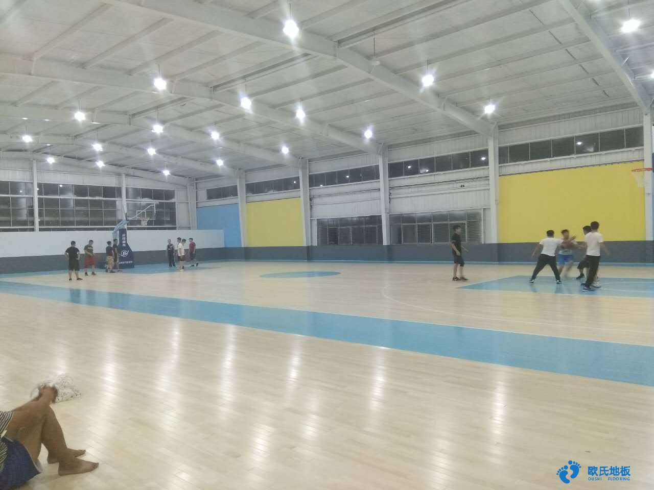 瓊海體育館運(yùn)動木地板施工