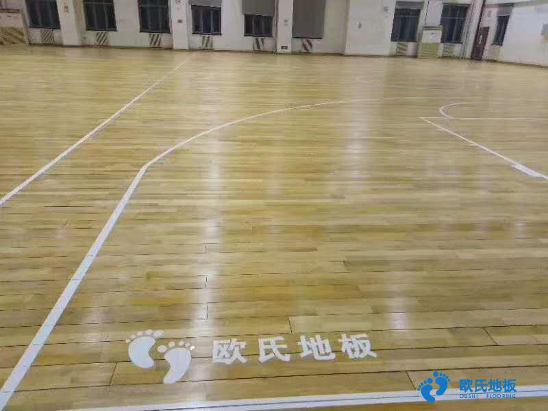 對(duì)于提倡全民健身的今天,體育活動(dòng)越來(lái)越受到大家的重視,各種體育賽事應(yīng)接不暇,因而對(duì)體育活動(dòng)的各項(xiàng)配套要求也越來(lái)越高,體育木地板是龐大的運(yùn)動(dòng)木地板系統(tǒng)中的一種,也是廣受大家歡迎的運(yùn)動(dòng)地板種類。 體育木地板根據(jù)材質(zhì)的不同可以劃分為實(shí)木地板、負(fù)離子木地板、強(qiáng)化木地板和實(shí)木復(fù)合地板等類型。這些種類都能在一定程度上滿足各種場(chǎng)地對(duì)地板的要求。 相比其他種類的木地板種類,體育木地板的性能要求要高出很多。高吸震性、承載性和抗變形性能是體育木地板的基本要求,并且由于運(yùn)動(dòng)員對(duì)地面要求比較苛刻,當(dāng)?shù)孛孢_(dá)不到標(biāo)準(zhǔn)而出現(xiàn)滑或者澀的情況,都會(huì)影響運(yùn)動(dòng)員的發(fā)揮甚至受到傷害,所有體育木地板表面的摩擦系數(shù)要求是0.4-0.7之間。 除此之外,籃球場(chǎng)地的木地板還要求地板具備球體反彈能力,測(cè)試結(jié)果必須達(dá)到90%以上。 油漆也是體育木地板很重要的環(huán)節(jié),油漆的程序可劃分為兩種,既可以在工廠使用UV漆完成,也可以在施工現(xiàn)場(chǎng)涂刷聚胺酯漆完成,但同樣需要滿足0.4-0.7的摩擦系數(shù)要求。