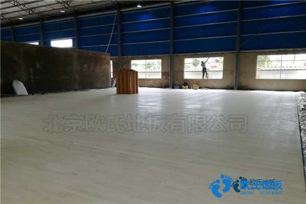 學(xué)校籃球場地地板特點(diǎn)