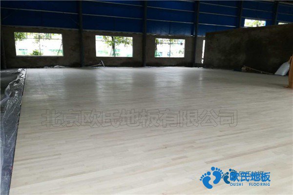 學(xué)校籃球場地地板特點(diǎn)