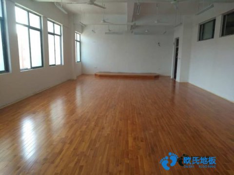 學(xué)校籃球場(chǎng)地地板特點(diǎn)