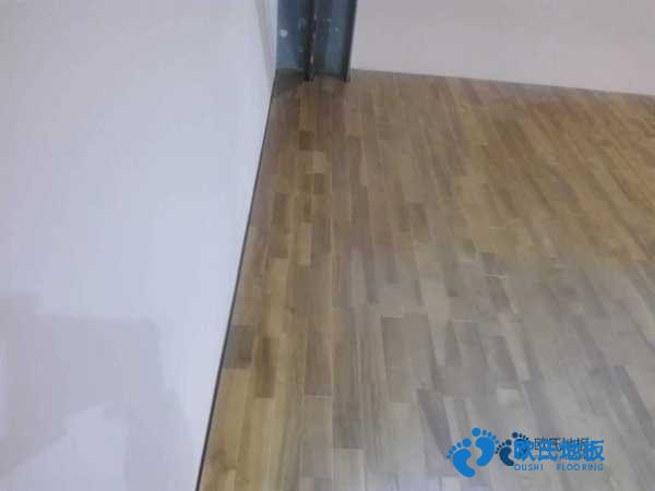 學校籃球場館地板的生產(chǎn)線