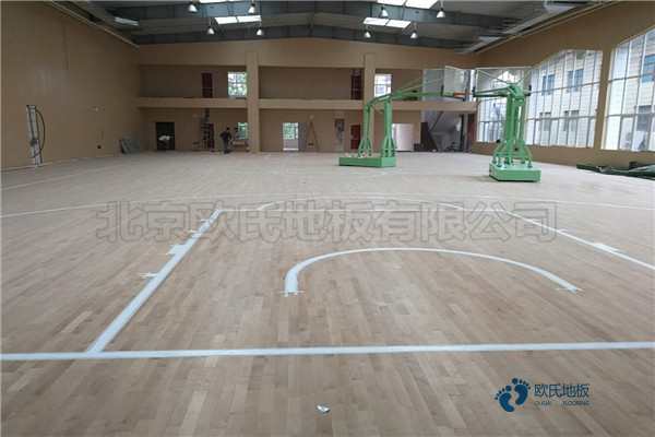 較好的籃球運(yùn)動(dòng)木地板護(hù)理