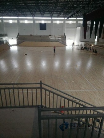 學(xué)校籃球運動地板施工隊2