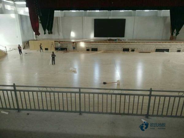 學(xué)校籃球運動地板施工隊3