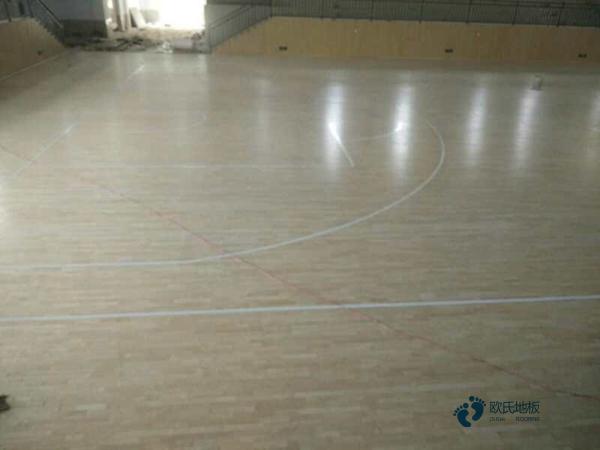 學(xué)校籃球運動地板施工隊1