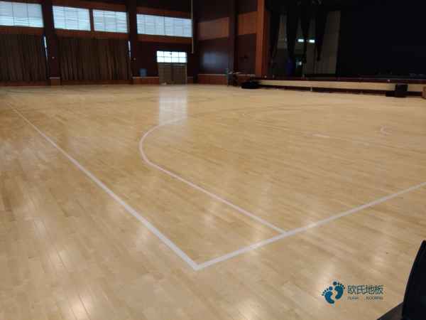學(xué)校運(yùn)動型木地板施工團(tuán)隊3