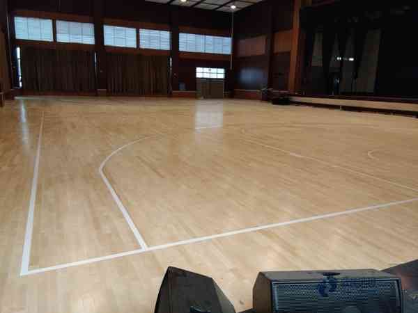 學(xué)校運(yùn)動型木地板施工團(tuán)隊2